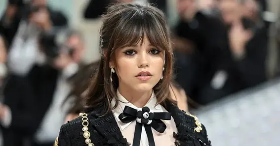 Medias Speculation On Jenna Ortega Gay